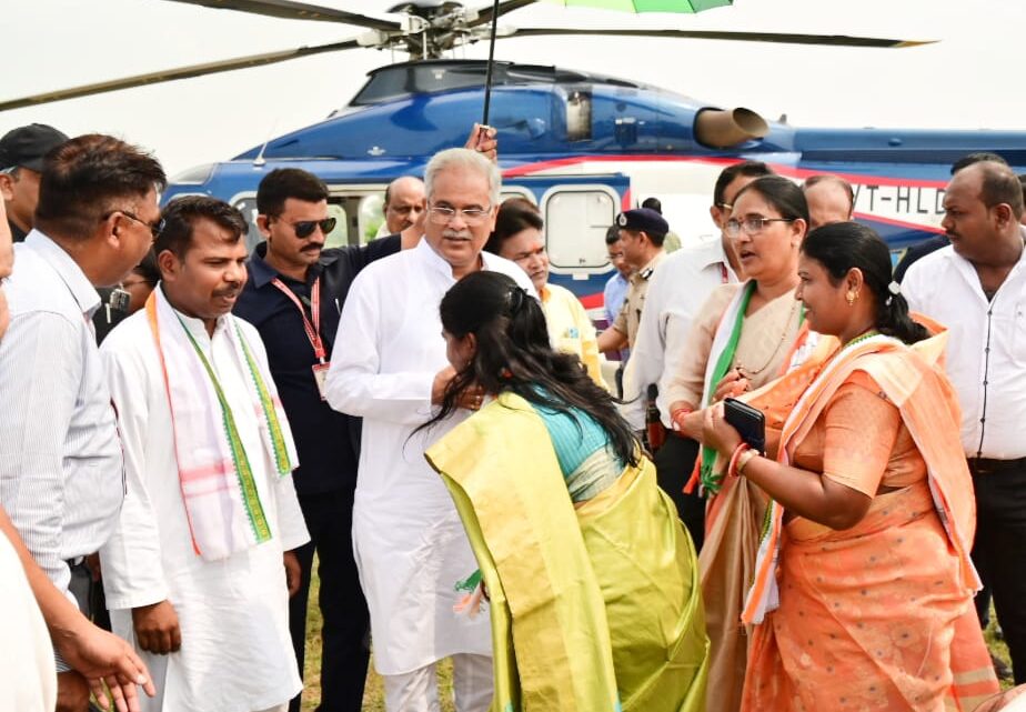 CM Bhupesh Baghel पहुँचे ग्राम मुक्ता हेलीपैड