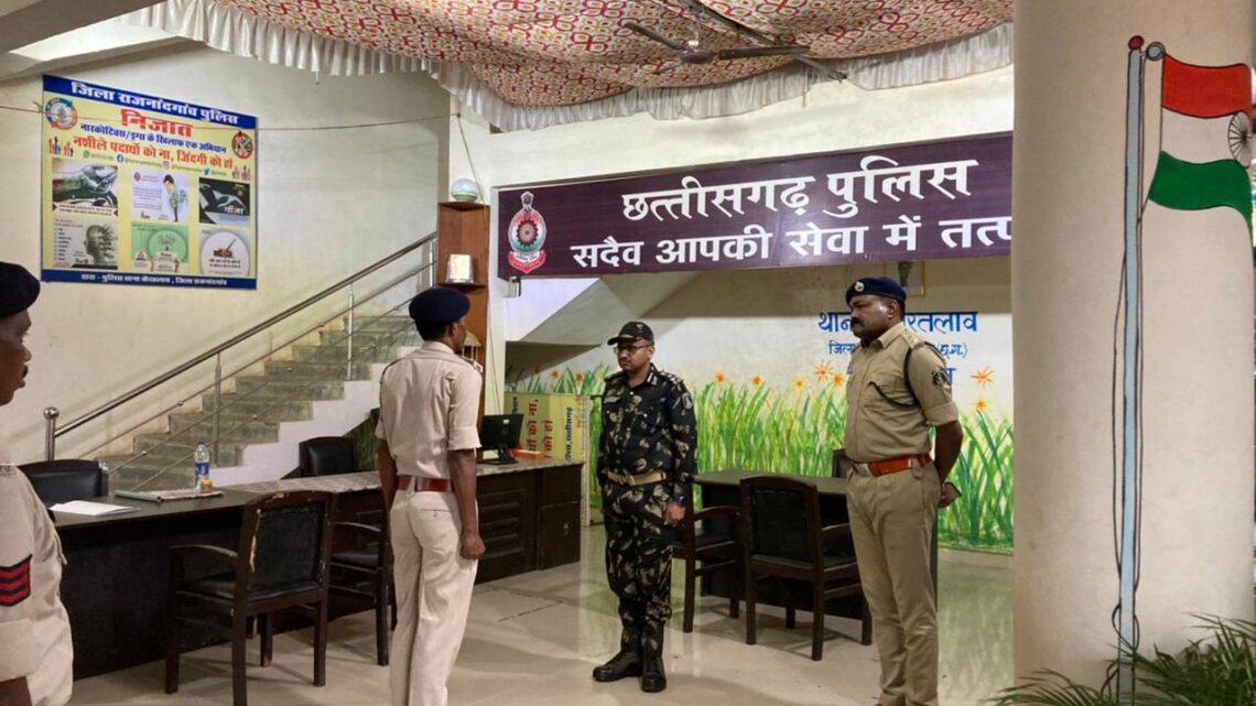 पुलिस अधीक्षक राजनांदगांव प्रफुल्ल ठाकुर द्वारा थाना बागनदी से थाना बोरतलाव तक किया बाईक से भ्रमण