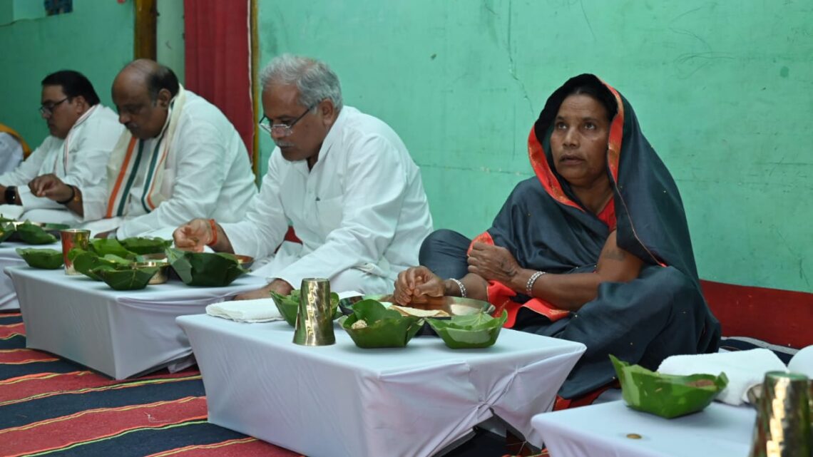 मुख्यमंत्री भूपेश बघेल ने ग्राम केरा निवासी किसान संतोष बंजारे के घर बड़ी ही सादगी के साथ भोजन का स्वाद