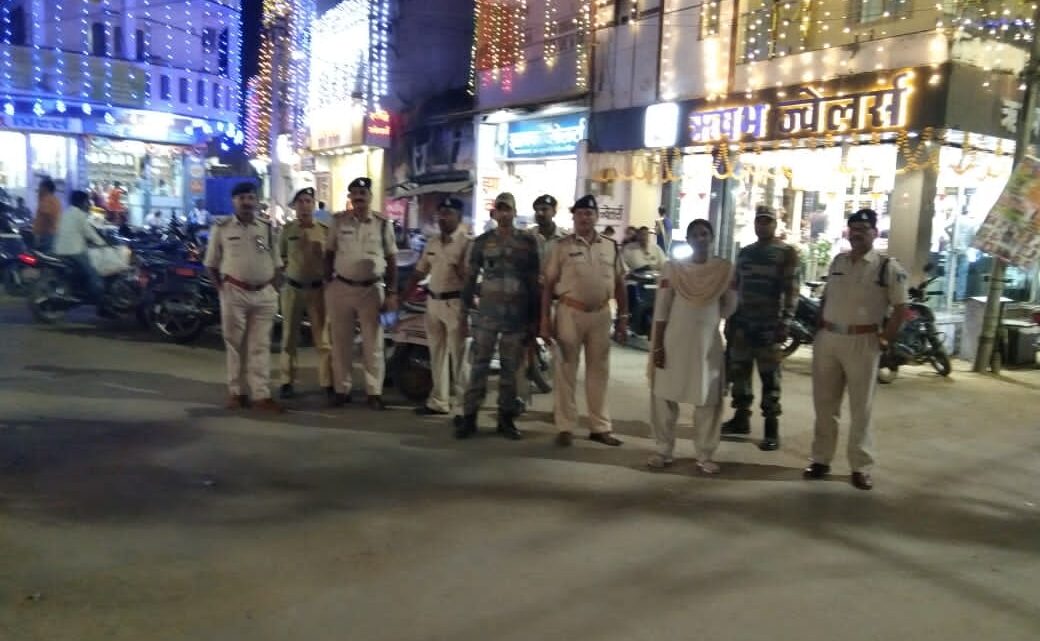 त्यौहार के मद्देनजर लगातार सराफा व बाजार में  पुलिस टीम की पैदल पेट्रोलिंग जारी