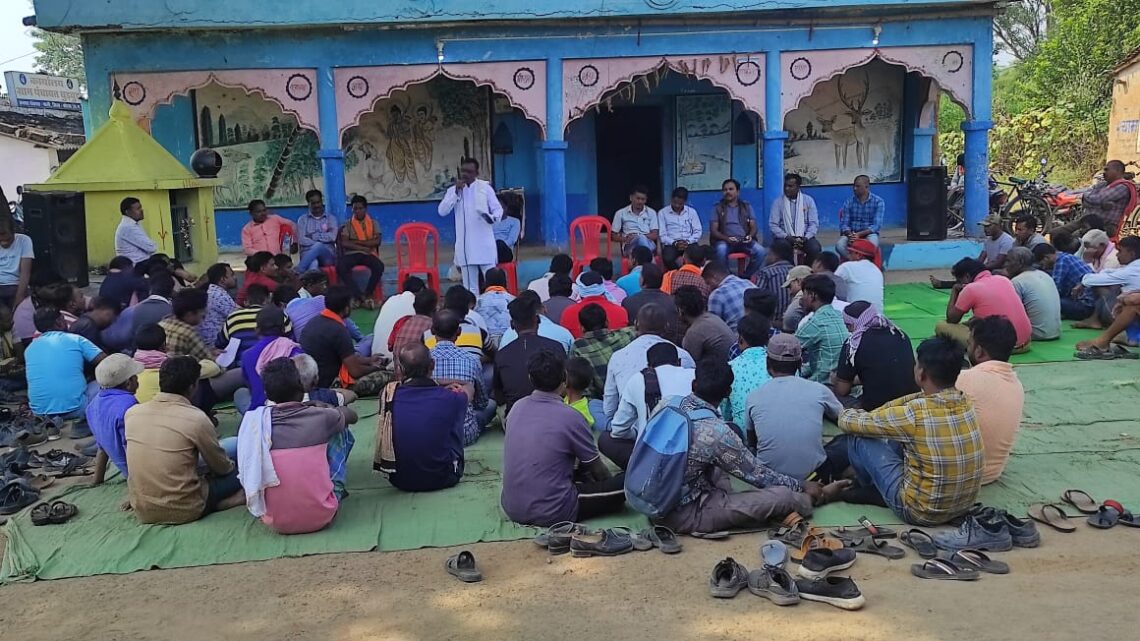 ग्राम बूड़बूड़ के माता चौरा में ग्रामीणों और ठेका कामगारों की बैठक आयोजित