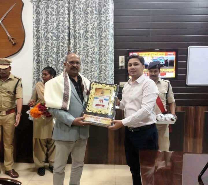 पुलिस कार्यालय रायगढ़ में सेवानिवृत्तों को सम्मानित कर दी गई विभाग से विदाई