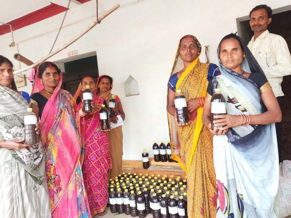 गौ-मूत्र से निर्मित उत्पाद से कृषकों एवं स्वसहायता समूहों की आय में हो रही वृद्धि