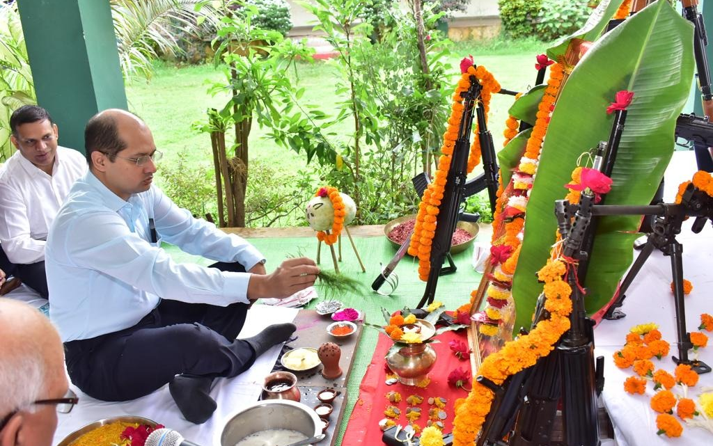 दुर्ग पुलिस के द्वारा विजयदशमी के अवसर पर शस्त्रों की पूजा कर सुख शांति की कामना की गई