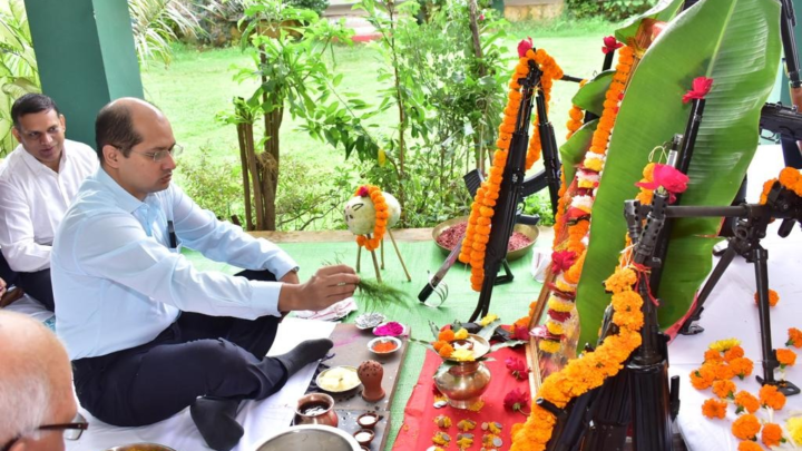 दुर्ग पुलिस के द्वारा विजयदशमी के अवसर पर शस्त्रों की पूजा कर सुख शांति की कामना की गई