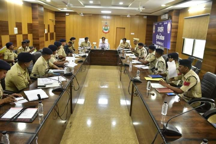 नव पदस्थ वरिष्ठ पुलिस अधीक्षक के द्वारा जिले के समस्त थाना प्रभारियों का लिए क्राईम मीटिंग