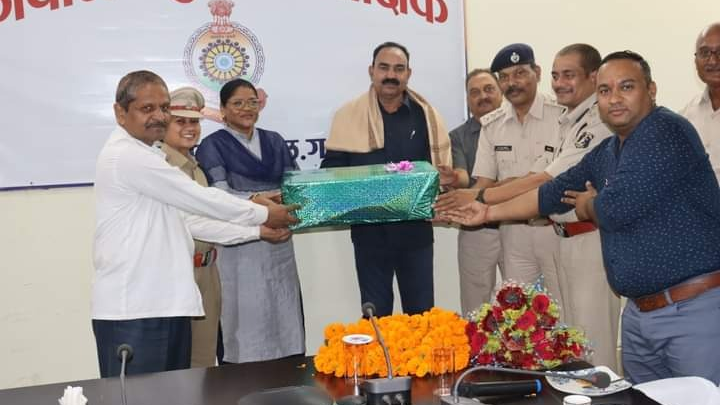 पुलिस अधीक्षक कार्यालय में विदाई समारोह का आयोजन कर सम्मानित करते हुए भावभीनी विदाई दी गई