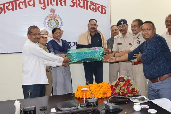 पुलिस अधीक्षक कार्यालय में विदाई समारोह का आयोजन कर सम्मानित करते हुए भावभीनी विदाई दी गई