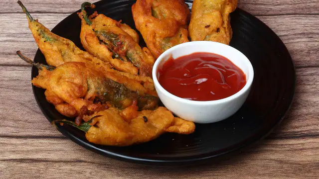 Mirchi Pakode Recipe: स्नैक्स में बनाएं आलू भरे मिर्ची के पकौड़े, स्वाद में लगते हैं जबरदस्त