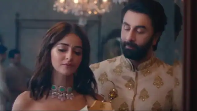 Ranbir-Aananya का पहली बार ऑनस्क्रीन रोमांस, यूजर्स बोले- नहीं जमी जोड़ी, छोटी बहन लग रही अन्नया