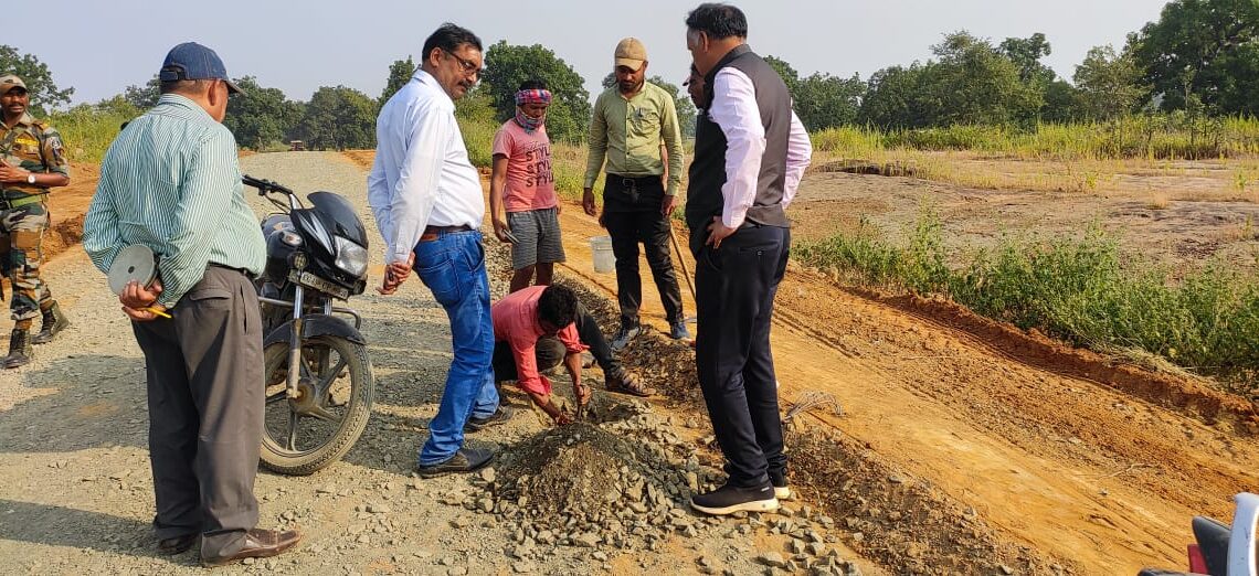 कलेक्टर श्री ध्रुव ने सड़क संधारण कार्यों का किया निरीक्षण