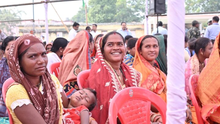 रायपुर : डोंगरगढ़ विधानसभा क्षेत्र के विकासखण्ड डोंगरगांव के लाल बहादुर नगर में मुख्यमंत्री  भूपेश बघेल से भेंट-मुलाकात के लिए उत्साहित जनता