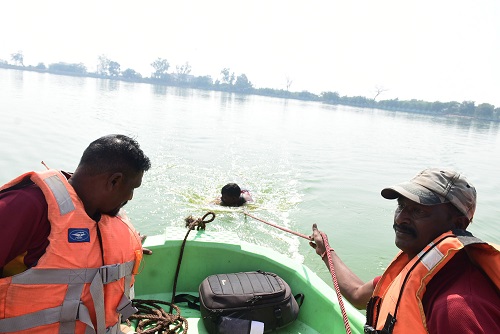 बाढ़ प्रभावितों को बचाने रानी सागर तालाब में किया गया मॉक ड्रिल