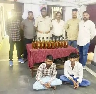 रेलवे पुलिस ने दो शराब तस्करों को दबोचा…