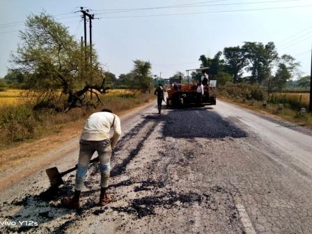 पसौद-सुरेगाॅव-अर्जुन्दा मार्ग में पेच रिपेयर का कार्य प्रगति पर