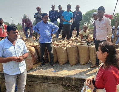 कलेक्टर ने किया धान खरीदी केन्द्र छिन्द का आकस्मिक निरीक्षण