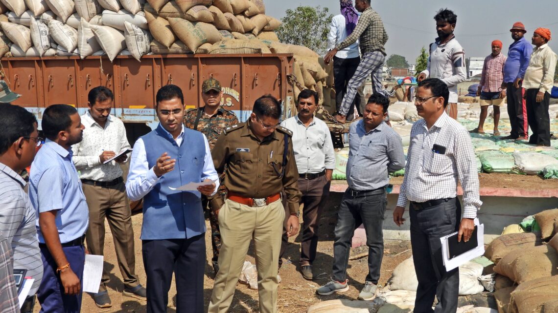 कलेक्टर ने धान खरीदी केन्द्र कनेरी का निरीक्षण कर व्यवस्थाओ का लिया जायजा