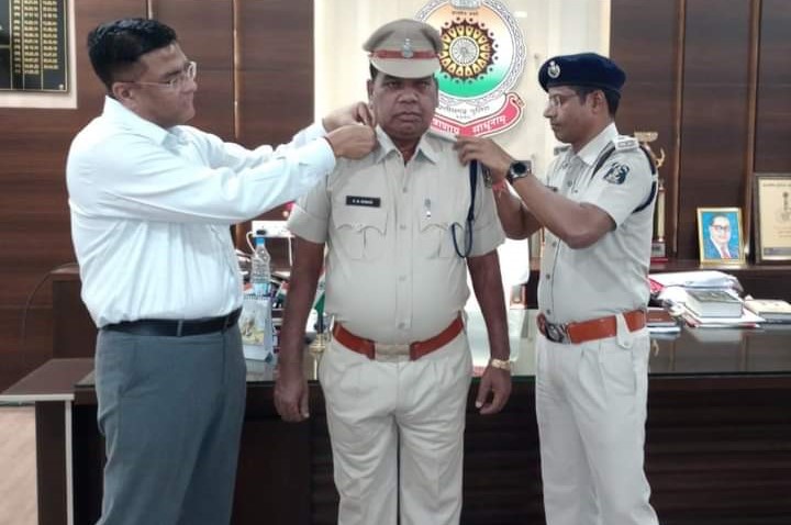 पुलिस अधीक्षक द्वारा प्रधान आरक्षकों को स्टार लगाकर सहायक उप निरीक्षक के पद पर पदोन्नति दी गई