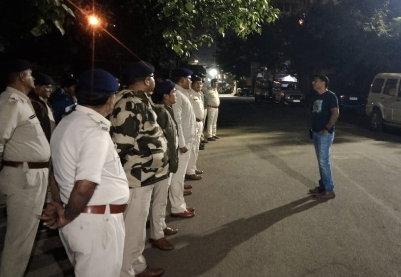 पुलिस अधीक्षक लखन पटले स्वयं बल को ब्रीफ कर शहर के गली मोहल्लो में रात्रि पैदल भ्रमण कर चप्पे-चप्पे का लिया जायजा