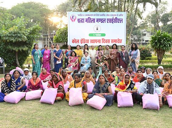 कोलइण्डिया स्थापना दिवस पर श्रद्धा महिला मंडल द्वारा सामान वितरण किया एवं पारंपरिक खेलों का आयोजन