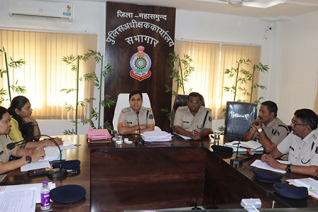 पुलिस अधीक्षक महासमुन्द भोजराम पटेल द्वारा जिले के समस्त अधिकारियों की ली गई क्राइम मीटिंग