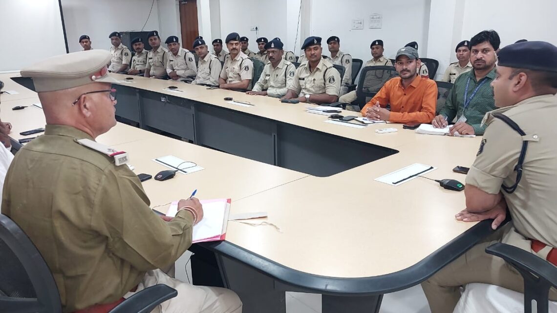 डायल 112 में कार्यरत् पुलिसकर्मियों एवं चालकों की ली गई बैठक