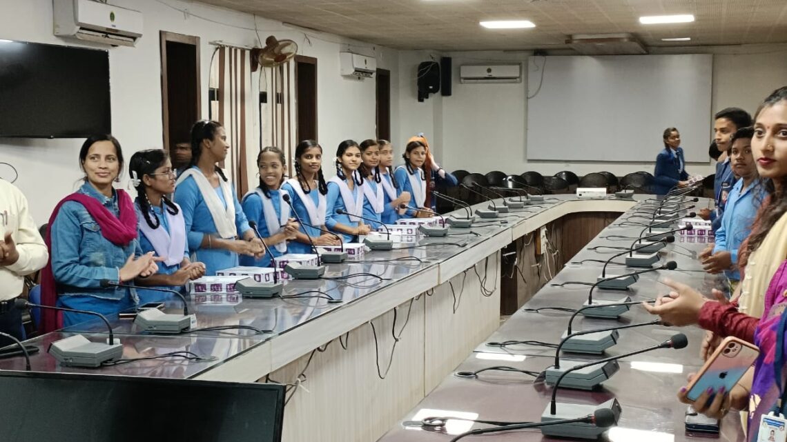 प्रतियोगी परीक्षा की तैयारी के लिए कलेक्टर श्री झा ने 17 विद्यार्थियों को वितरित किए टेबलेट