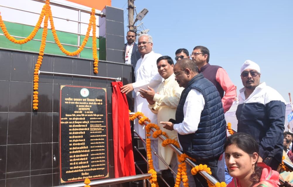 मुख्यमंत्री श्री बघेल ने पूर्व प्रधानमंत्री श्रीमती इंदिरा गांधी की आदमकद प्रतिमा का अनावरण किया