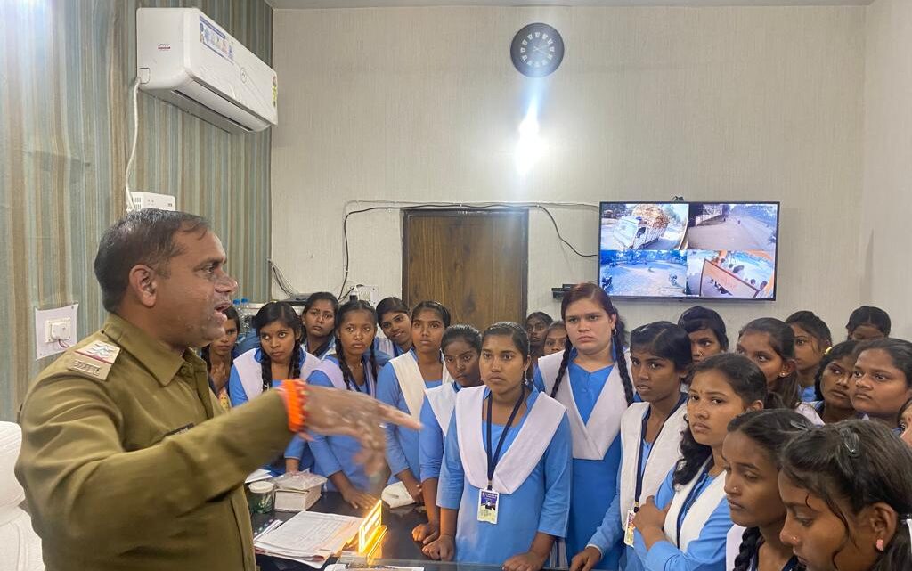 बाल सुरक्षा सप्ताह कार्यक्रम के दौरान स्कूल के छात्र व छात्राओं को कराया गया थाना उरगा का भ्रमण