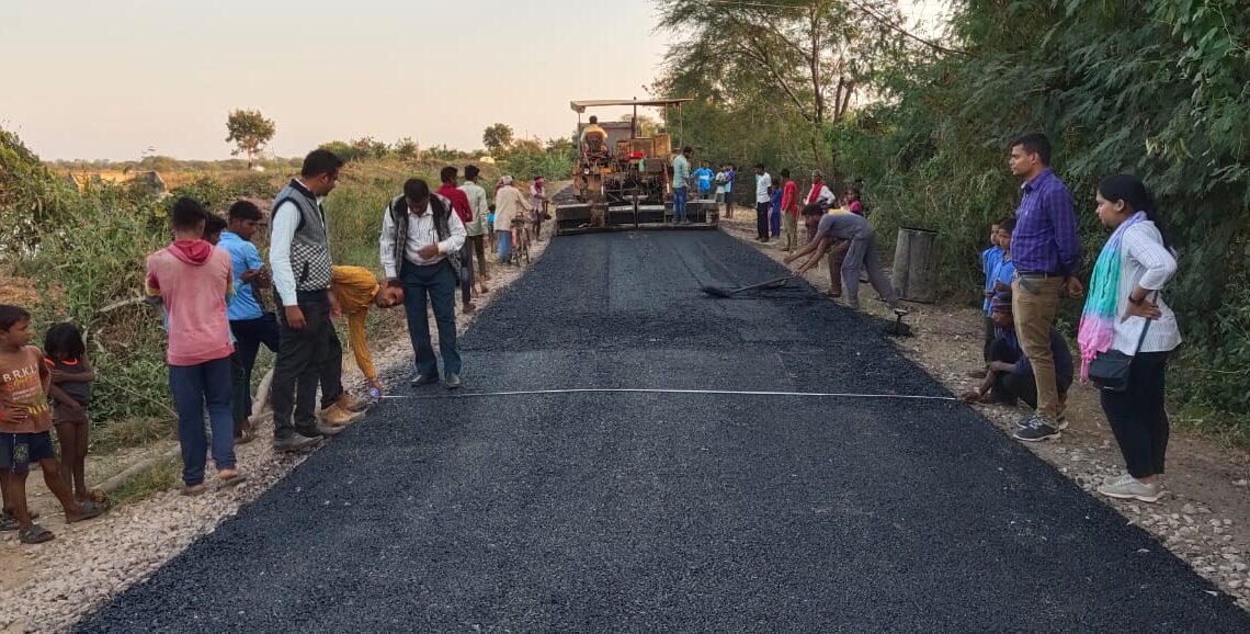 मुख्यमंत्री भूपेश बघेल के निर्देशानुसार युद्ध स्तर पर जारी हैं सड़कों की मरम्मत के कार्य