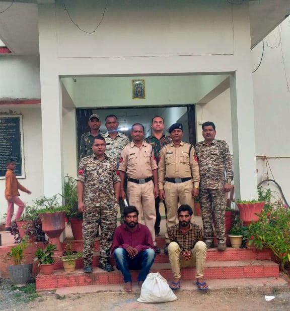 कोंडागांव पुलिस ने किया 02 अंतर्राज्यीय गांजा तस्करों को अवैध मादक पदार्थ गांजा के साथ गिरफ्तार