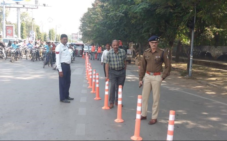 RAIPUR : शहर के प्रमुख चौक चौराहों पर लेफ्ट टर्न फ्री कराने लगाया जा रहा है स्प्रिंग पोस्ट चेनालाइजर