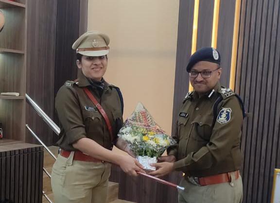 पुलिस अधीक्षक सरगुजा द्वारा पुलिस महानिरीक्षक सरगुजा रेंज से सौजन्य भेट कर दी गई जिले की संछिप्त जानकारी