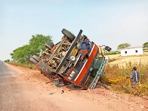 चालक को आयी झपकी सड़क किनारे पलटा ट्रक