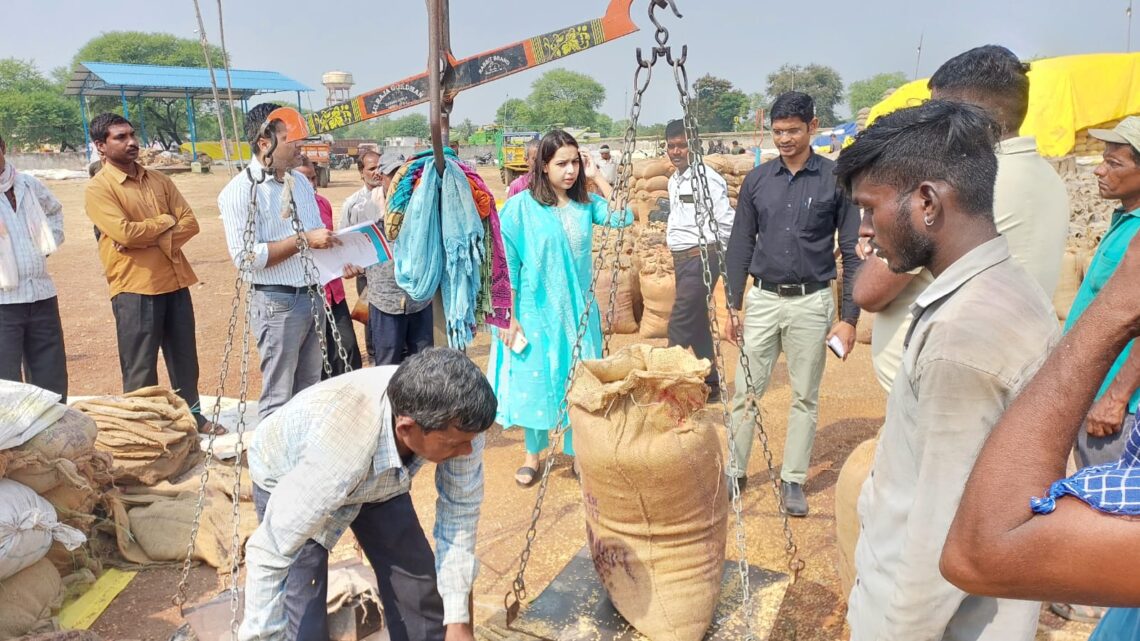 SDM ने किया सामुदायिक स्वास्थ्य केन्द्र एवं धान उपार्जन केन्द्र का औचक निरीक्षण