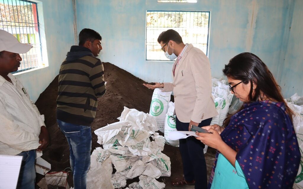 कलेक्टर श्री लंगेह ने किया निरीक्षण,समूह की दीदियों से सीधे संवाद कर जानी उनकी सफलता