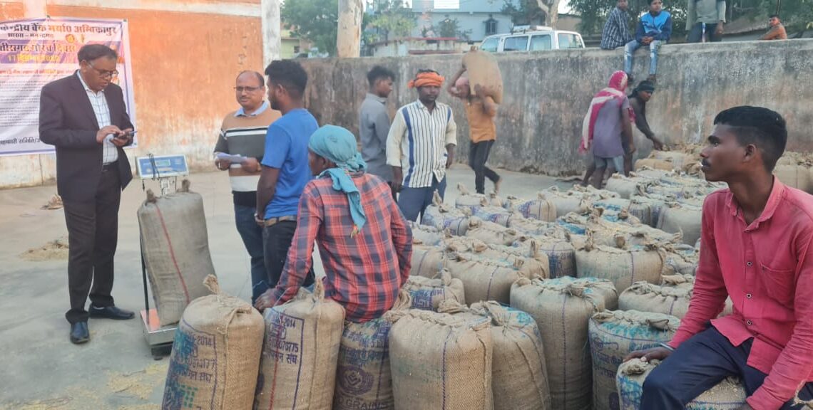 कलेक्टर ने धान उपार्जन केन्द्रों का किया आकस्मिक निरीक्षण,लापरवाही पर लगाई फटकार