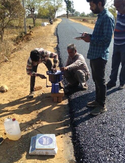 कलेक्टर श्री ध्रुव ने सड़क निर्माण में अमानक गिट्टी के उपयोग के मामले में की कार्रवाई’