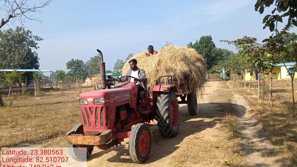 पैरादान बना महाभियान र्यावरण संरक्षण तथा पशुसेवा की ओर राज्य सरकार की अभिनव पहल पर कृषक बड़ी संख्या में पैरादान हेतु पहुंच रहे गौठान