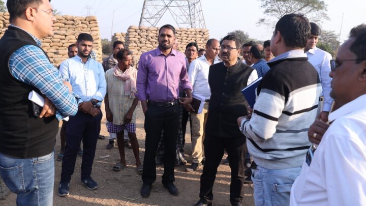 जिले के प्रभारी सचिव निरंजन दास रहे जिले के दौरे पर, धान खरीदी केंद्रों का किया निरीक्षण