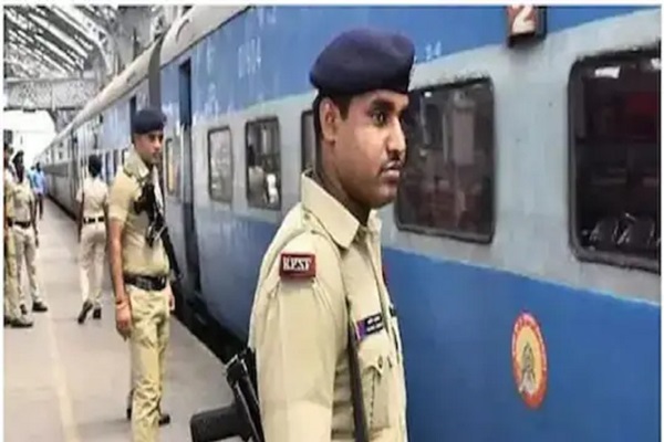 “यात्रीगण कृपया ध्यान दें”: ट्रेन में सफर करते वक्त अगर रेलवे पुलिस मांगे टिकट तो बता दें ये नियम! बोलती बंद न हो जाए तो…