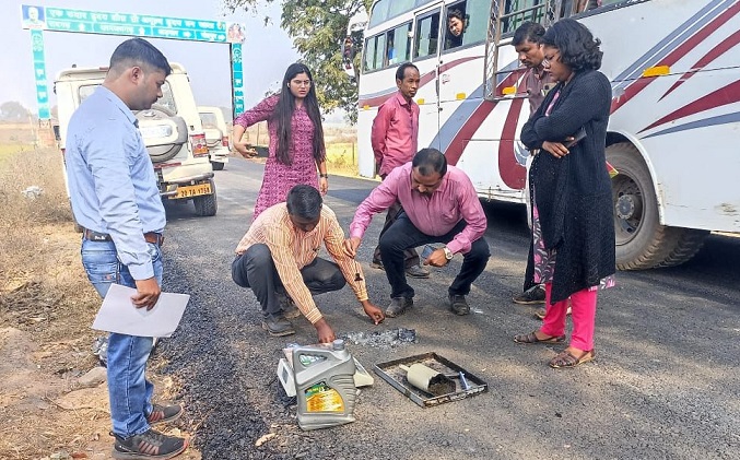 सक्ती कलेक्टर ने ज़िले के ग्राम रगजा में सड़क निर्माण की गुणवत्ता को परखा