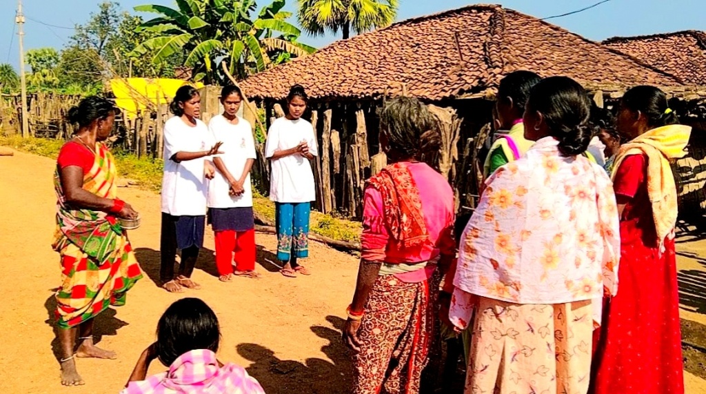 ‘आओ बात करें’ के माध्यम से जागरूकता लाने का प्रयास कर रहे हैं बीजादूतीर स्वयंसेवक