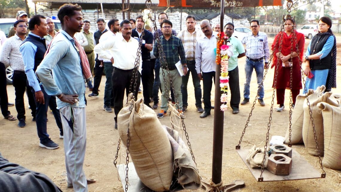 Janjgir-Champa : व्यवस्थित हो धान का भंडारण, किसानों को न हो कोई समस्या: धनंजय देवांगन