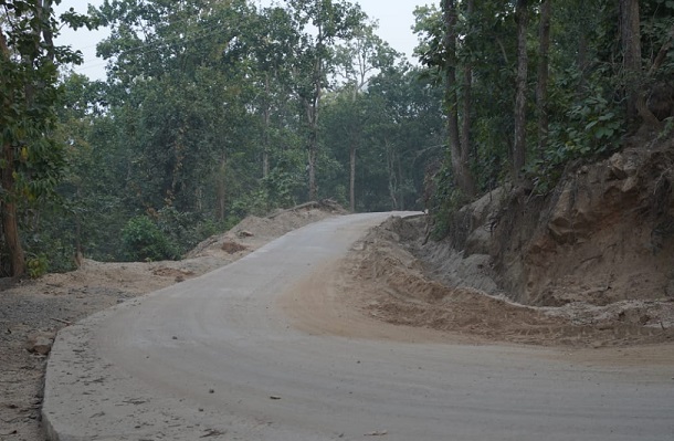 छत्तीसगढ़ के उत्तरी छोर के आखिरी गांव पुंदाग में आजादी के 75 साल बाद सड़क बनाने का काम शुरू…अब तक मतदान दल भी हेलीकॉप्टर से जाते थे