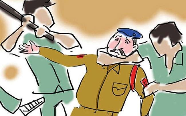 बाइक सवारों को समझाना पुलिसकर्मियों को पड़ा भारी