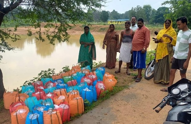 गौठान तालाब में मछली पालन को बनाया कमाई का जरिया