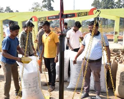 जिला प्रशासन किसानों को योजनाओं से कर रहा लाभान्वित