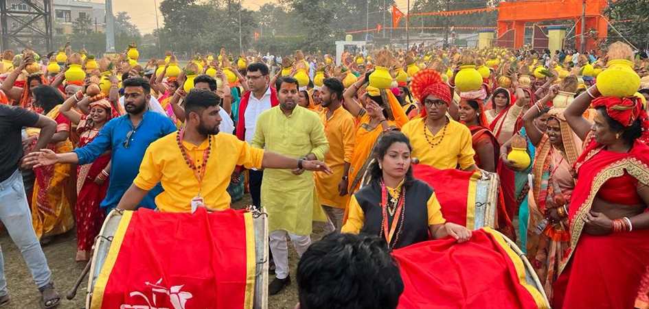 श्रीराम कथा से पहले महिलाओं ने निकाली कलश यात्रा