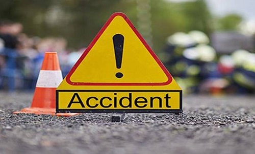 Accident News : दो ट्रकों की जोरदार टक्कर होने से लगी भीषण आग….